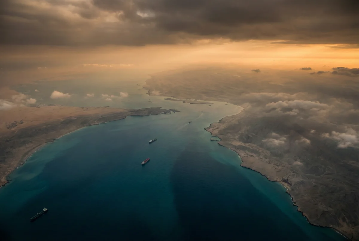Vista aerea dello Stretto di Hormuz con petroliere durante il conflitto Iran 2026