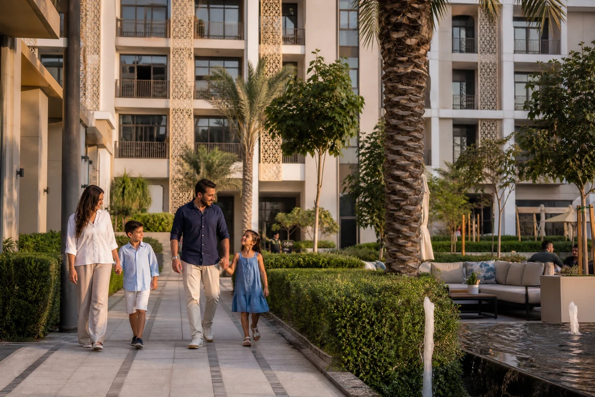 Famiglia che passeggia in una moderna comunità residenziale a Dubai
