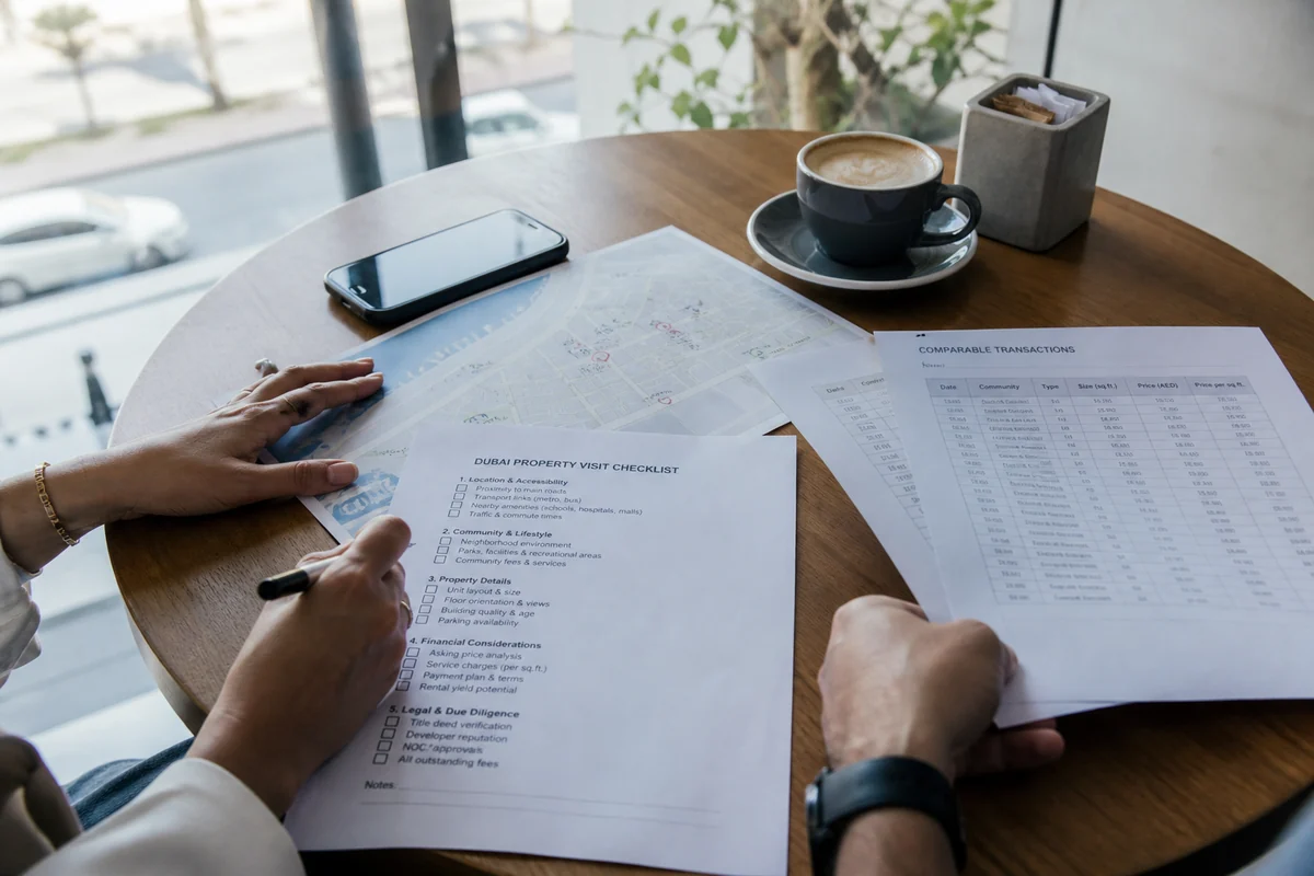 Checklist e comparabili durante una visita immobiliare a Dubai