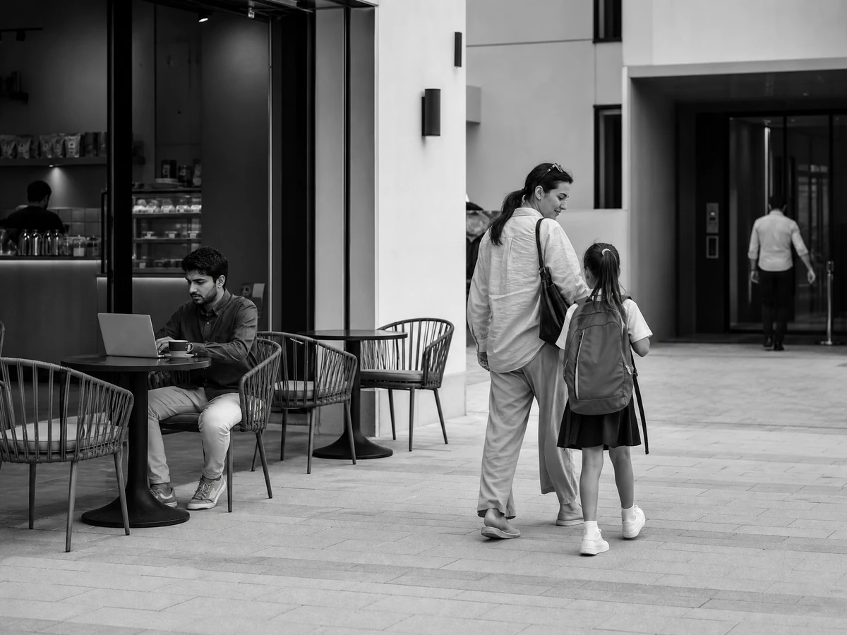 Vita quotidiana in un caffè di quartiere a Dubai