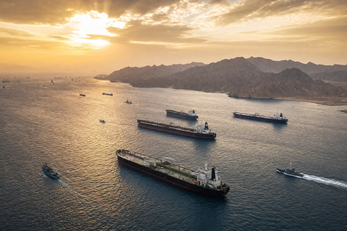 Petroliere nello Stretto di Hormuz - tensioni Iran Golfo 2026